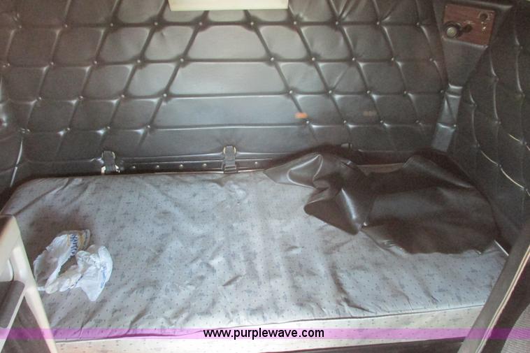 image for item I9716 2000 Freightliner FLD120 semi truck