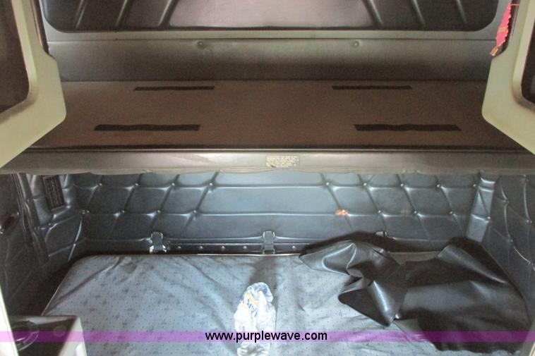 image for item I9716 2000 Freightliner FLD120 semi truck