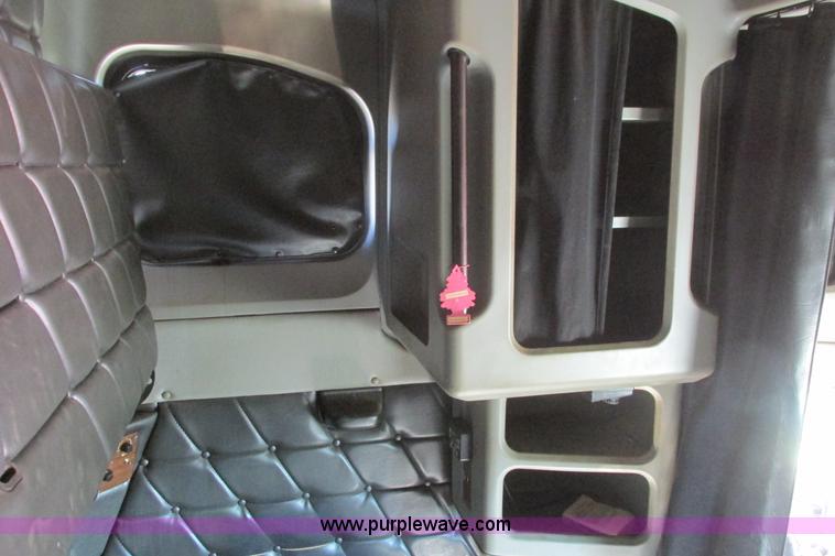 image for item I9716 2000 Freightliner FLD120 semi truck