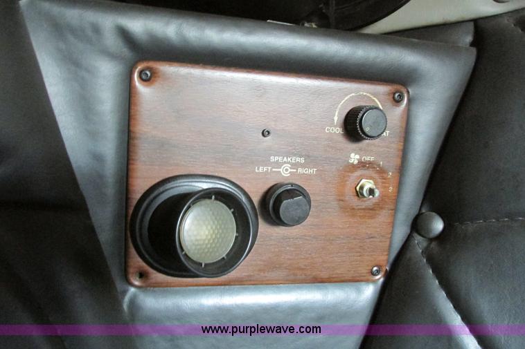 image for item I9716 2000 Freightliner FLD120 semi truck