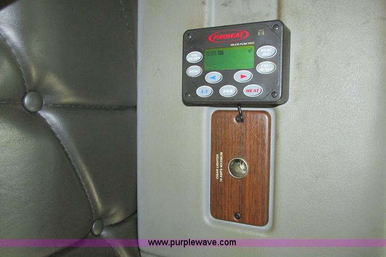 image for item I9716 2000 Freightliner FLD120 semi truck