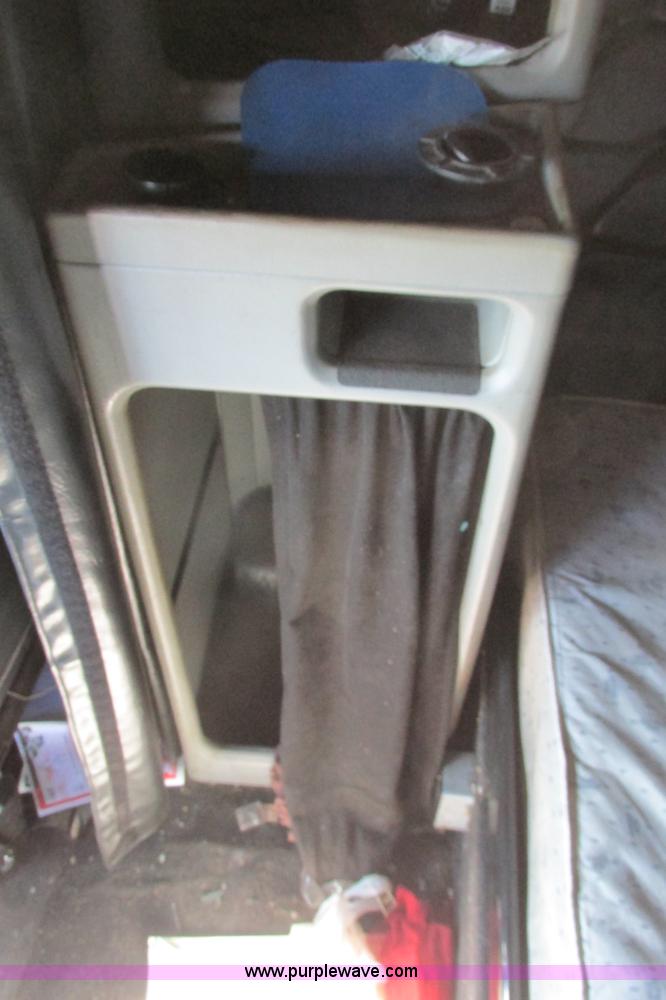 image for item I9716 2000 Freightliner FLD120 semi truck