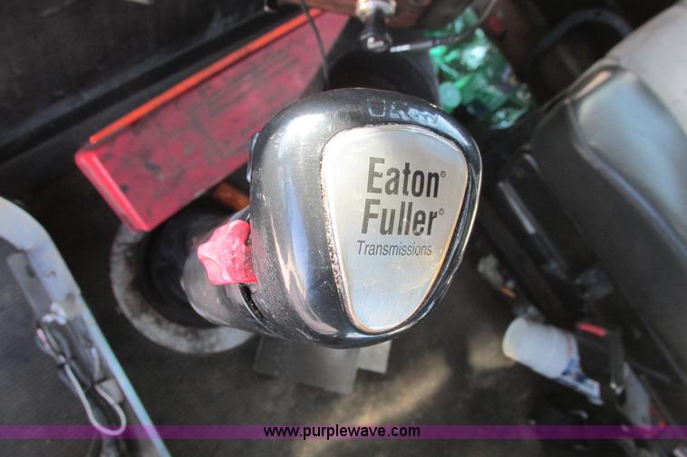 image for item I9716 2000 Freightliner FLD120 semi truck