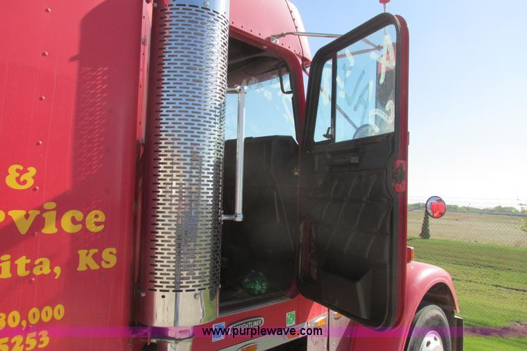 image for item I9716 2000 Freightliner FLD120 semi truck