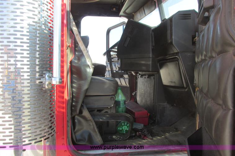 image for item I9716 2000 Freightliner FLD120 semi truck