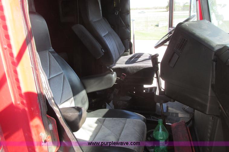 image for item I9716 2000 Freightliner FLD120 semi truck