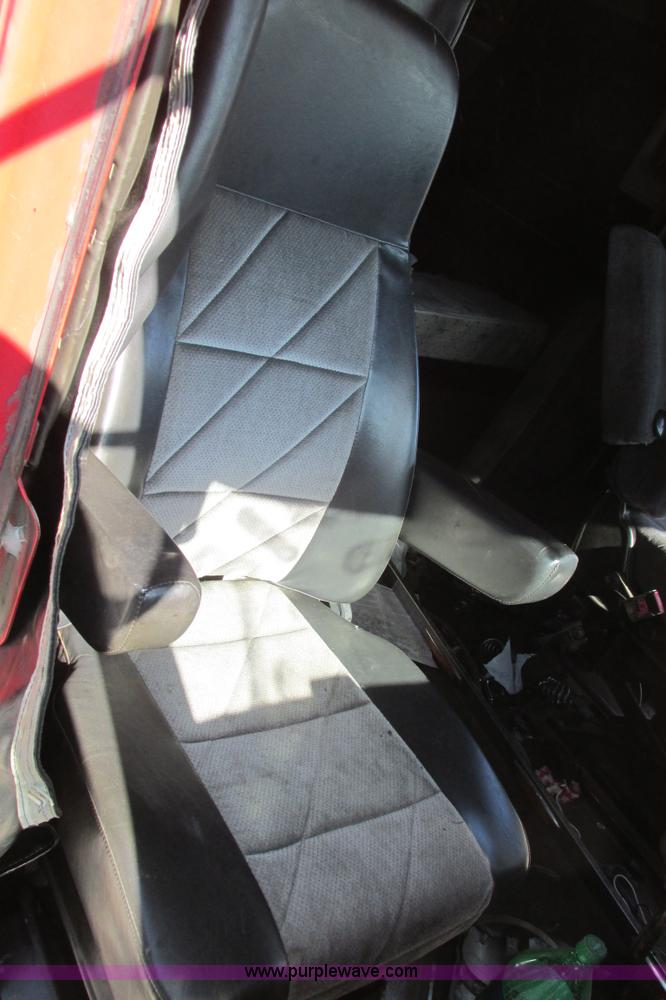 image for item I9716 2000 Freightliner FLD120 semi truck