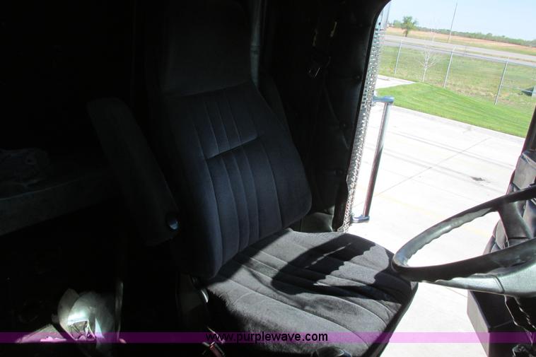 image for item I9716 2000 Freightliner FLD120 semi truck