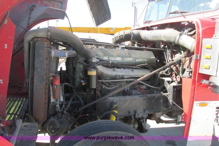 image for item I9716 2000 Freightliner FLD120 semi truck