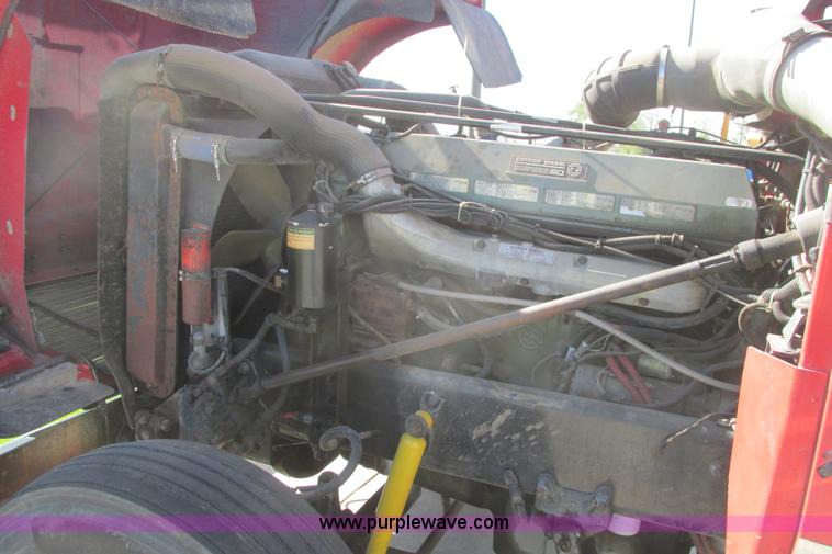 image for item I9716 2000 Freightliner FLD120 semi truck