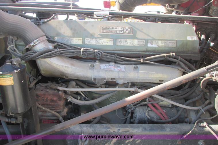 image for item I9716 2000 Freightliner FLD120 semi truck