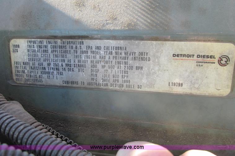 image for item I9716 2000 Freightliner FLD120 semi truck