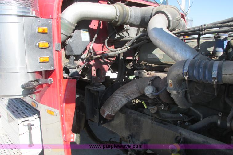 image for item I9716 2000 Freightliner FLD120 semi truck