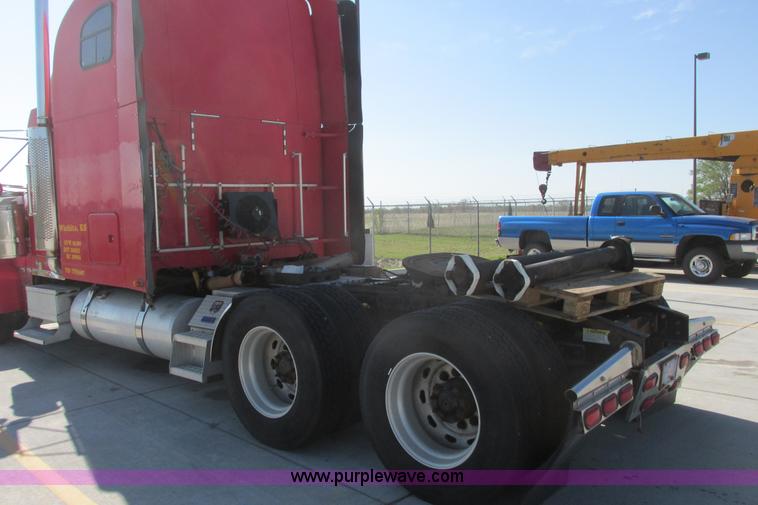 image for item I9716 2000 Freightliner FLD120 semi truck