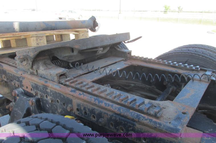 image for item I9716 2000 Freightliner FLD120 semi truck