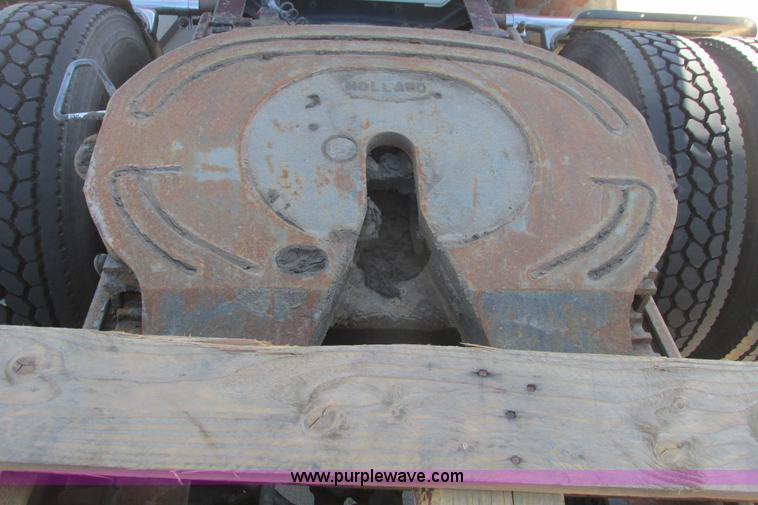 image for item I9716 2000 Freightliner FLD120 semi truck