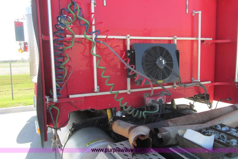 image for item I9716 2000 Freightliner FLD120 semi truck