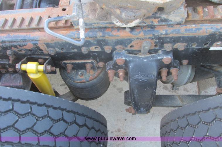 image for item I9716 2000 Freightliner FLD120 semi truck