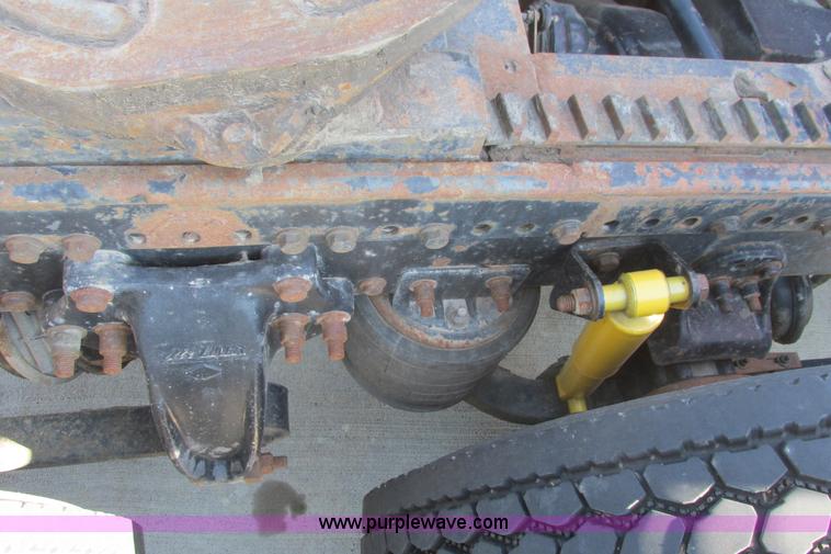 image for item I9716 2000 Freightliner FLD120 semi truck