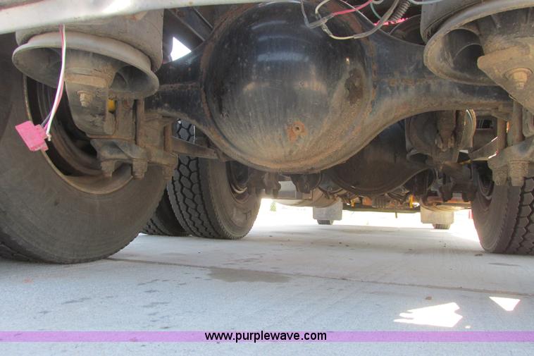 image for item I9716 2000 Freightliner FLD120 semi truck