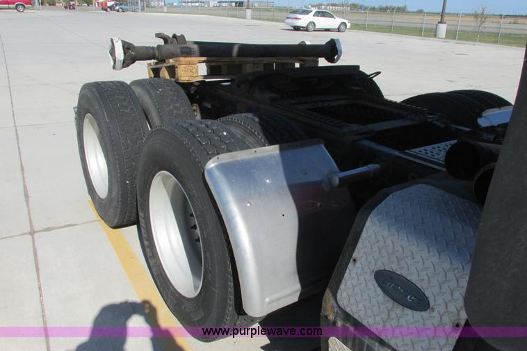 image for item I9716 2000 Freightliner FLD120 semi truck