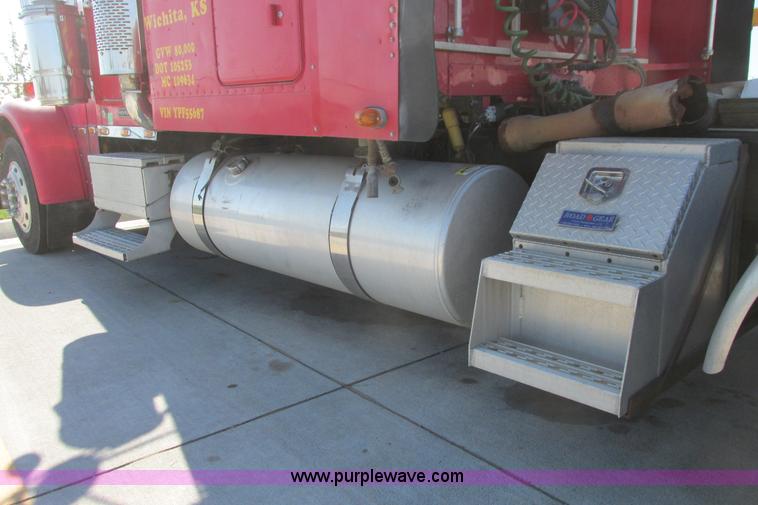 image for item I9716 2000 Freightliner FLD120 semi truck