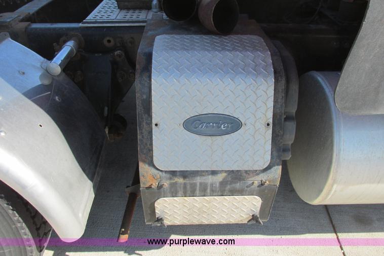 image for item I9716 2000 Freightliner FLD120 semi truck