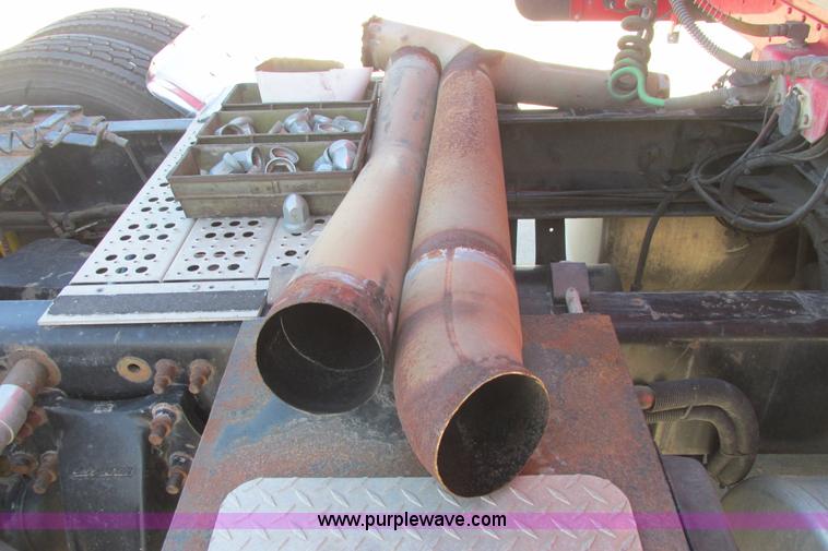 image for item I9716 2000 Freightliner FLD120 semi truck