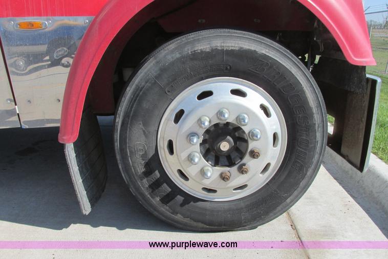 image for item I9716 2000 Freightliner FLD120 semi truck