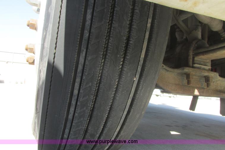 image for item I9716 2000 Freightliner FLD120 semi truck