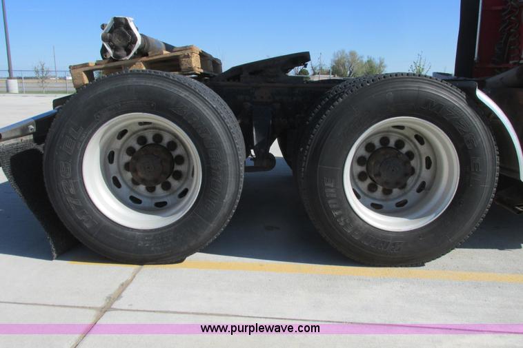 image for item I9716 2000 Freightliner FLD120 semi truck