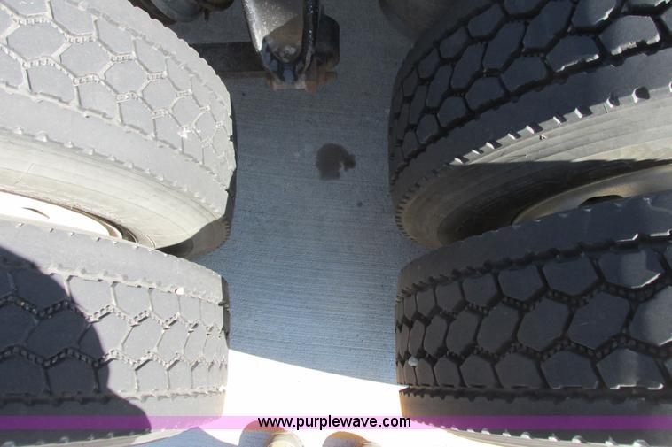 image for item I9716 2000 Freightliner FLD120 semi truck