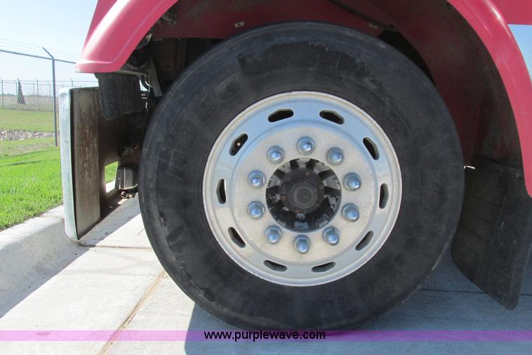 image for item I9716 2000 Freightliner FLD120 semi truck