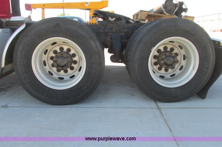 image for item I9716 2000 Freightliner FLD120 semi truck