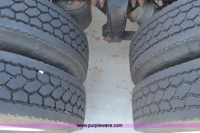 image for item I9716 2000 Freightliner FLD120 semi truck