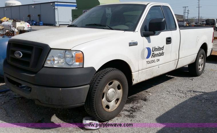 image for item G9129 2006 Ford F150 XL pickup truck