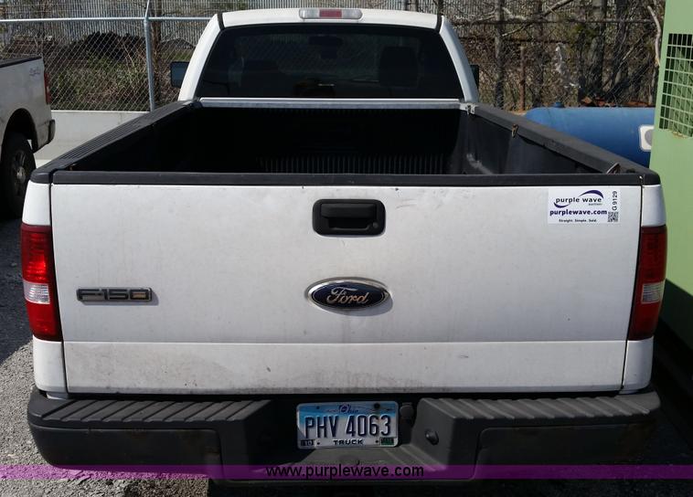 image for item G9129 2006 Ford F150 XL pickup truck