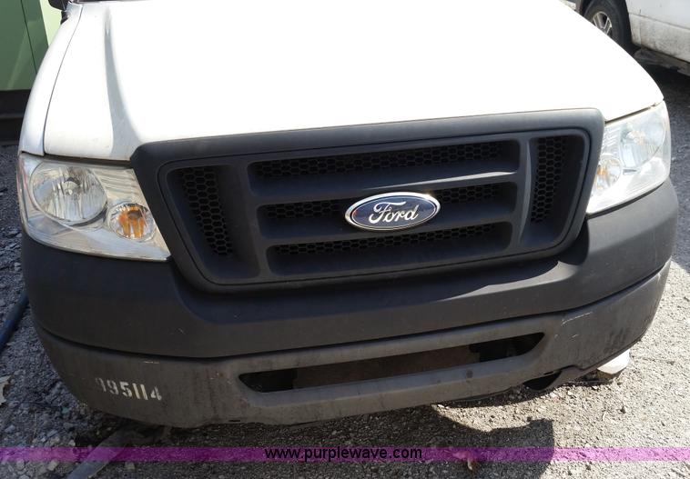 image for item G9129 2006 Ford F150 XL pickup truck