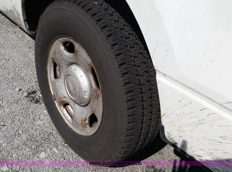 image for item G9129 2006 Ford F150 XL pickup truck