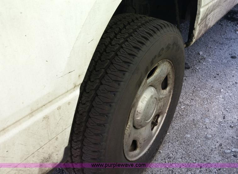 image for item G9129 2006 Ford F150 XL pickup truck