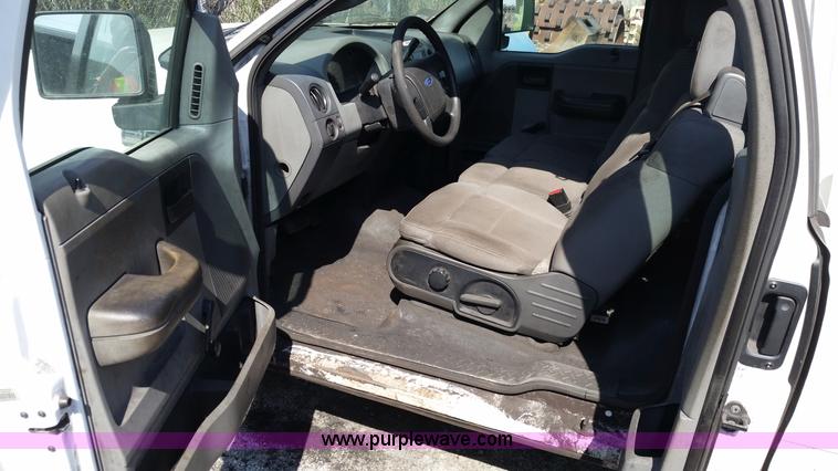 image for item G9129 2006 Ford F150 XL pickup truck