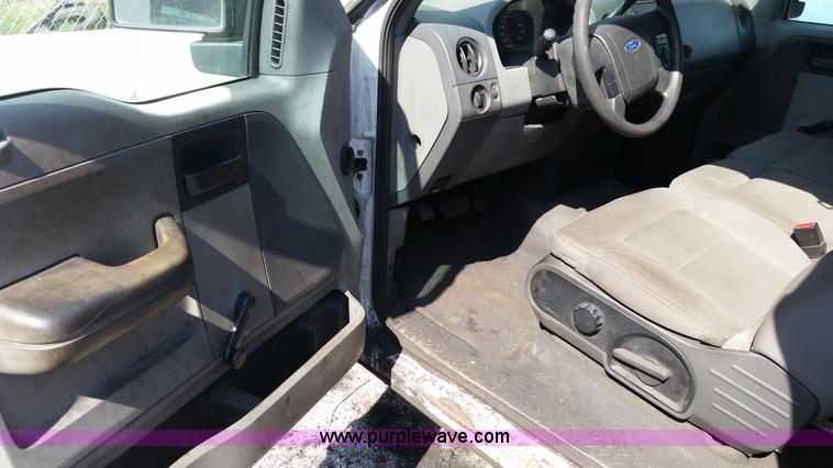 image for item G9129 2006 Ford F150 XL pickup truck