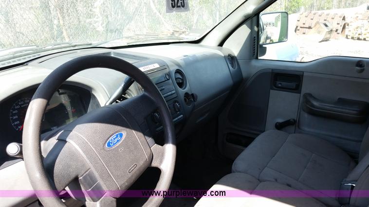 image for item G9129 2006 Ford F150 XL pickup truck