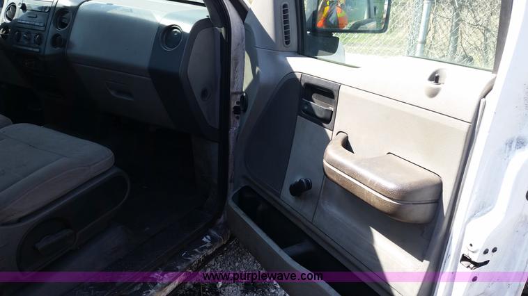 image for item G9129 2006 Ford F150 XL pickup truck