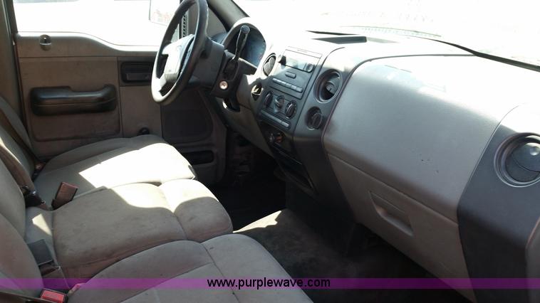 image for item G9129 2006 Ford F150 XL pickup truck