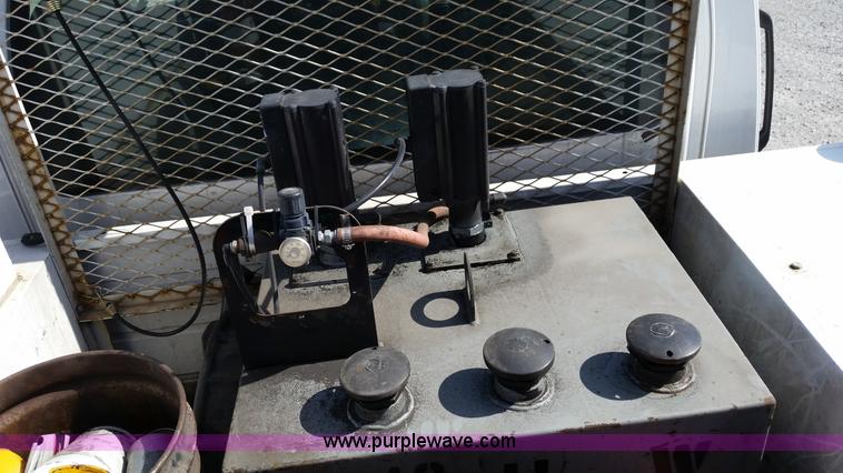 image for item G9130 2006 Chevrolet C5500 service truck