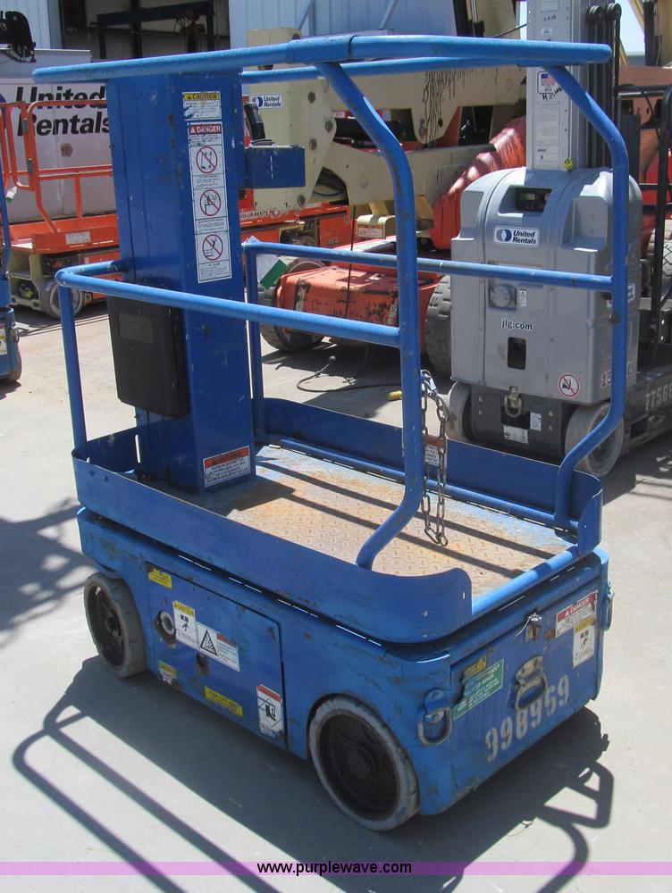 image for item I7041 2007 Up Right TM12 self-propelled lift