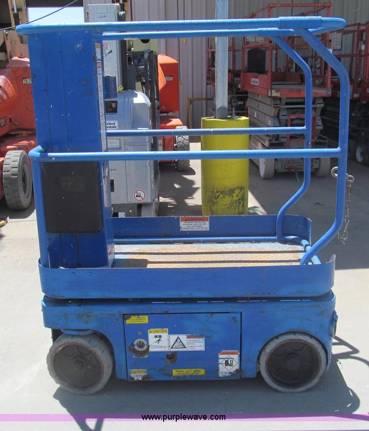 image for item I7041 2007 Up Right TM12 self-propelled lift