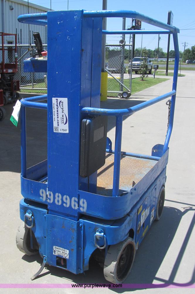 image for item I7041 2007 Up Right TM12 self-propelled lift