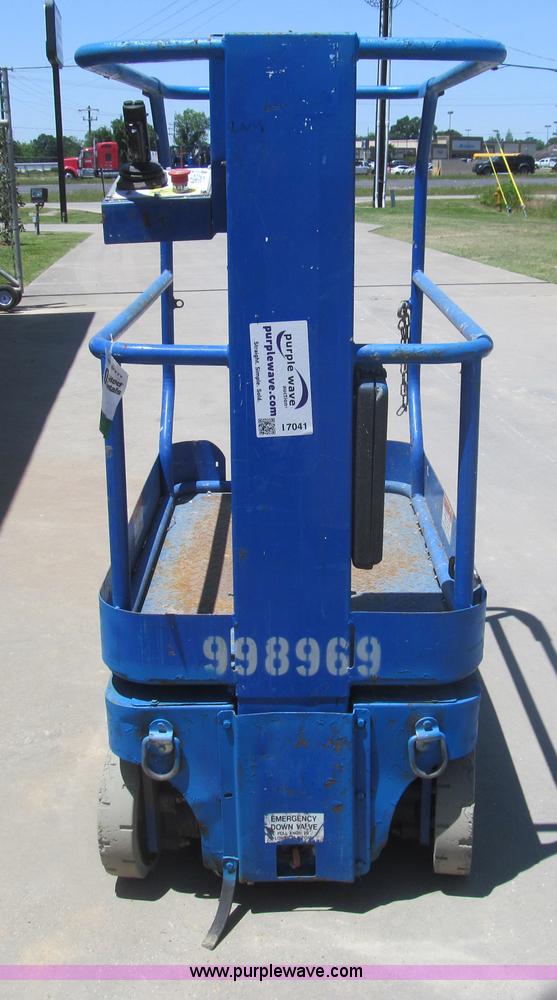 image for item I7041 2007 Up Right TM12 self-propelled lift